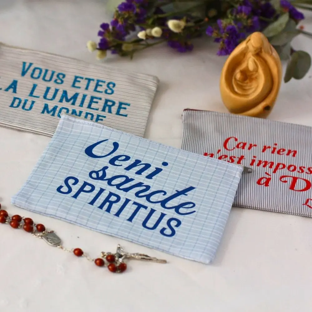 Trousse upcyclée avec message catholique Trousse upcyclée avec message catholique